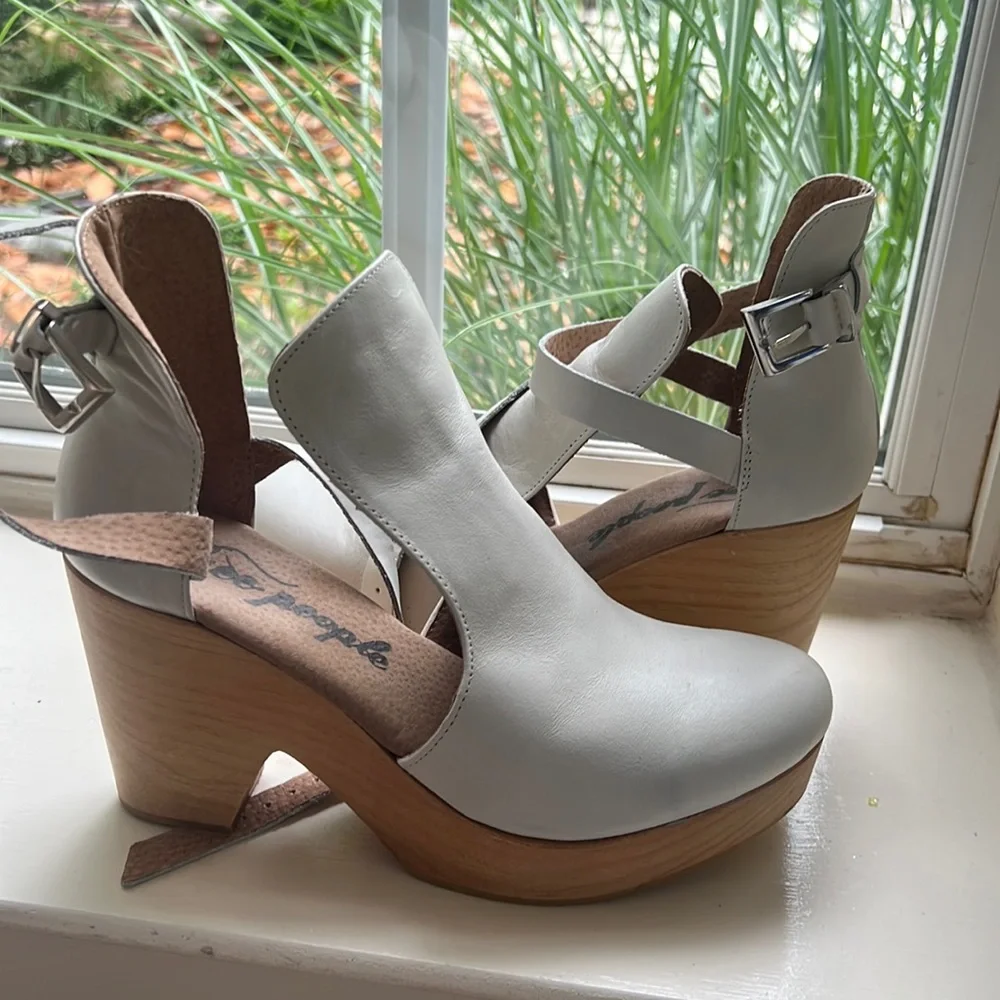 Free People NIB Cedar Bone Off White Leather Bohemian Wood Clogs - Picture 1 of 4